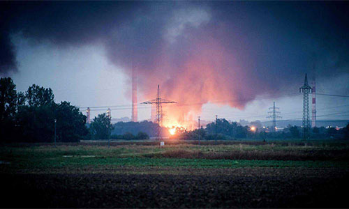 Gran incendio en una refinería en Alemania
